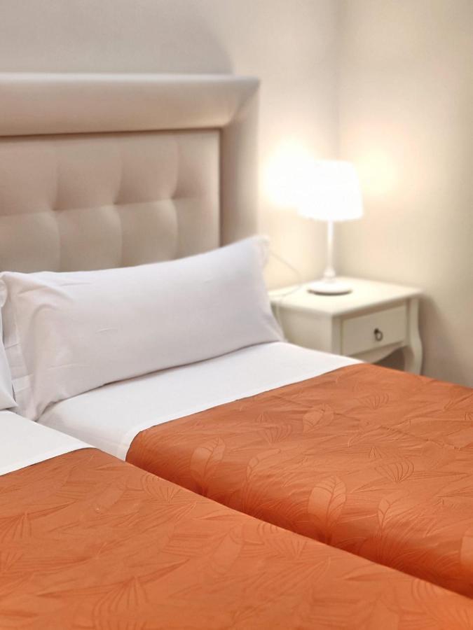 Hostal Orleans บาร์เซโลนา ภายนอก รูปภาพ