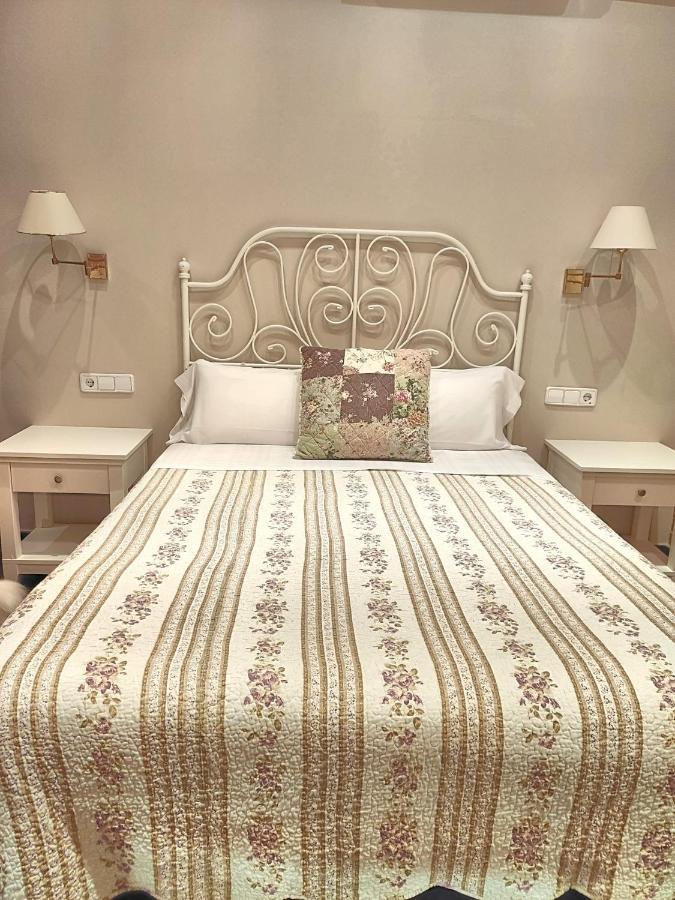 Hostal Orleans บาร์เซโลนา ภายนอก รูปภาพ