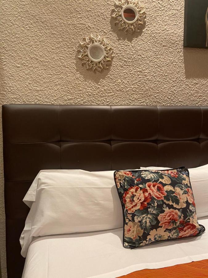 Hostal Orleans บาร์เซโลนา ภายนอก รูปภาพ