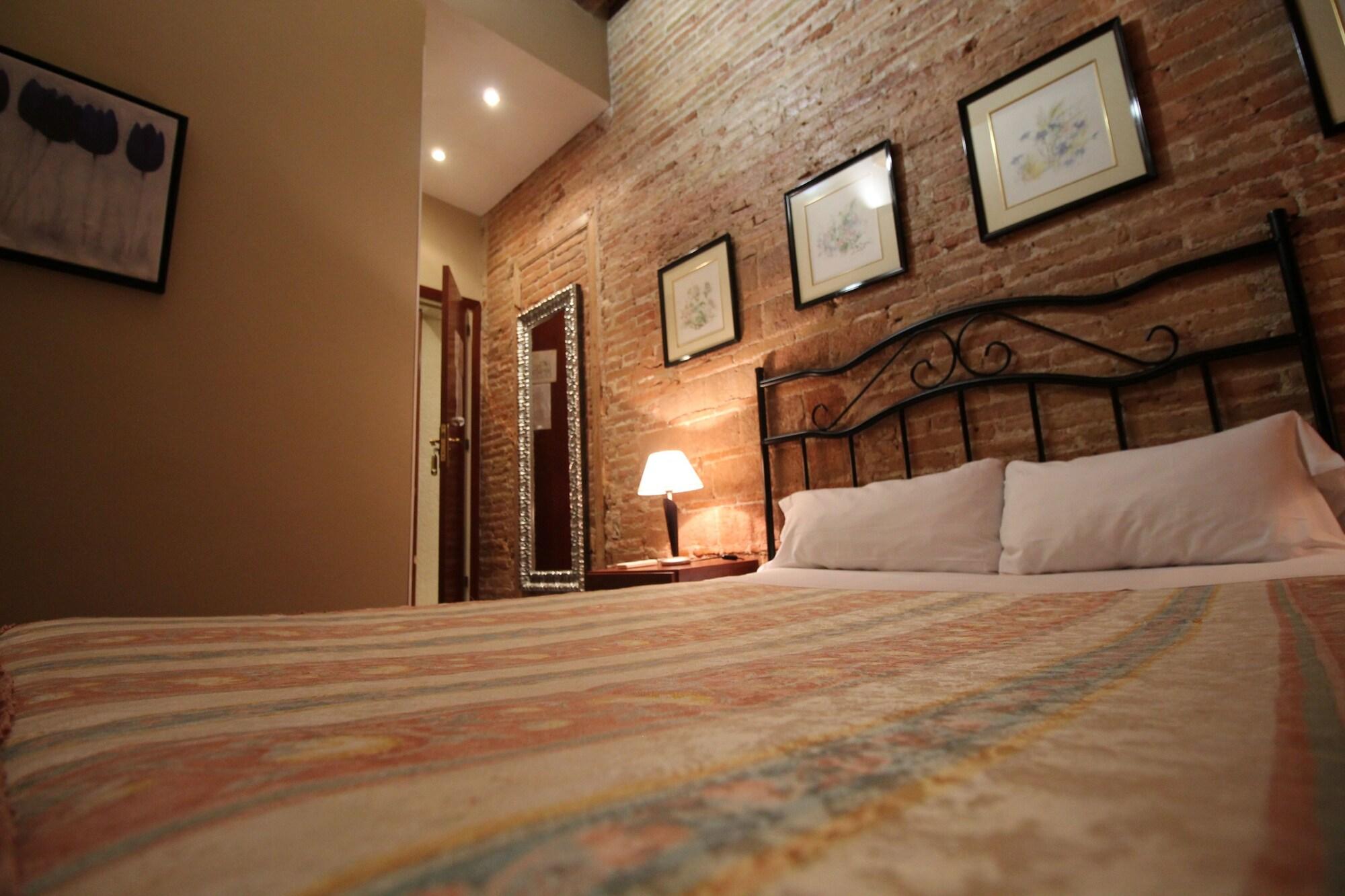 Hostal Orleans บาร์เซโลนา ภายนอก รูปภาพ