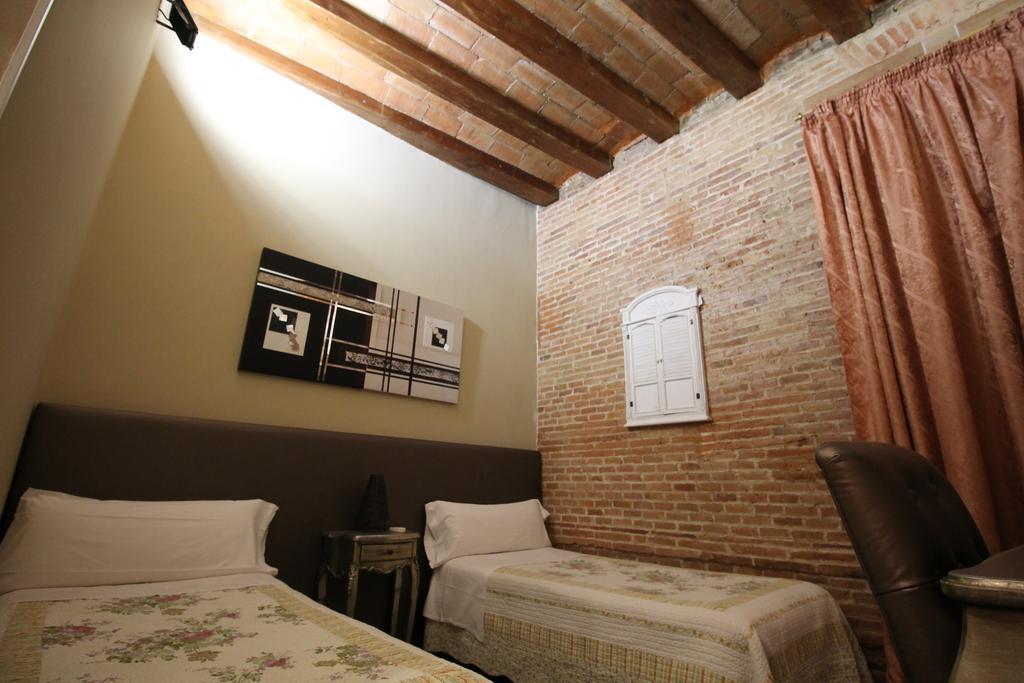 Hostal Orleans บาร์เซโลนา ภายนอก รูปภาพ